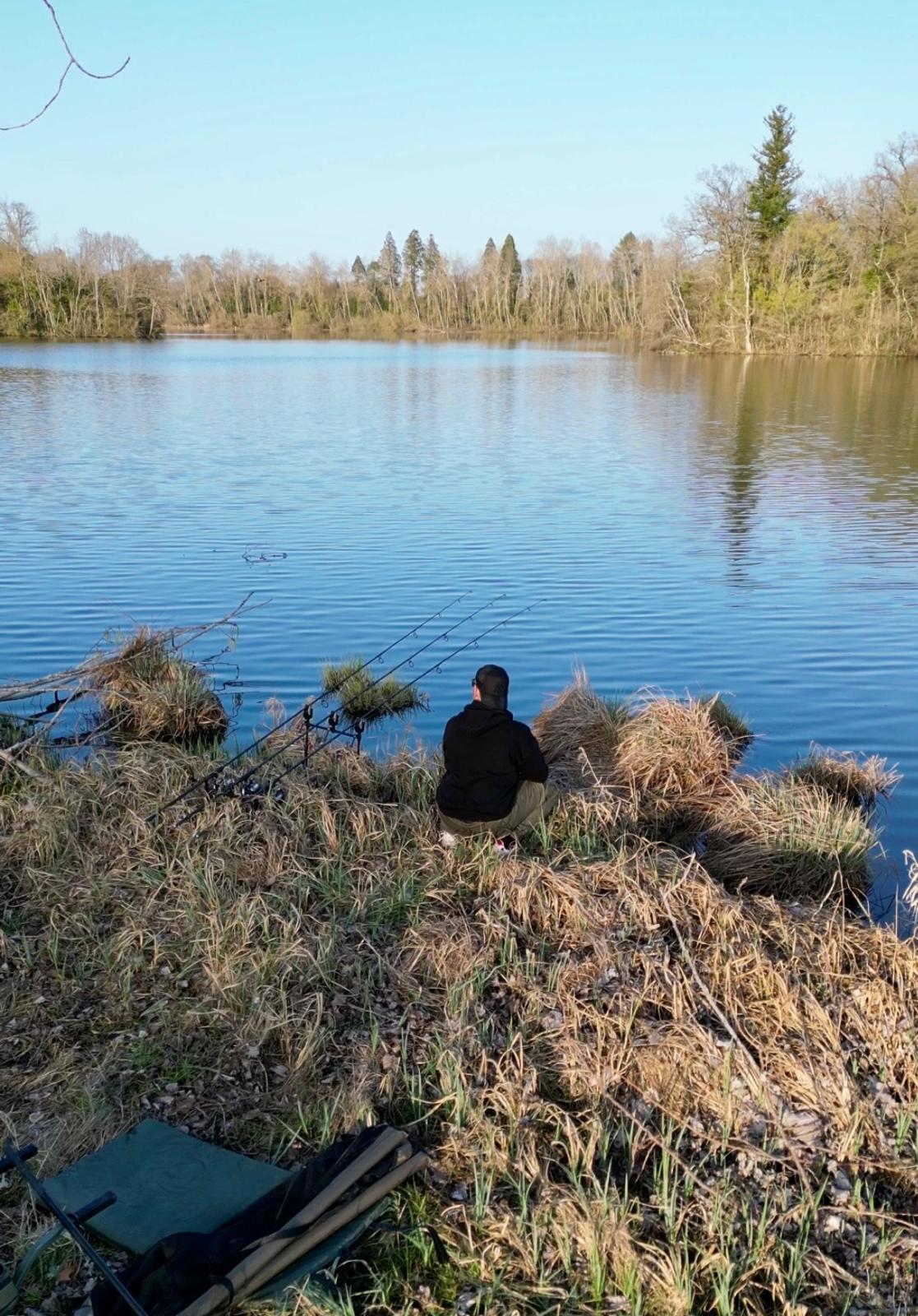 Deux frères au bord de l'eau